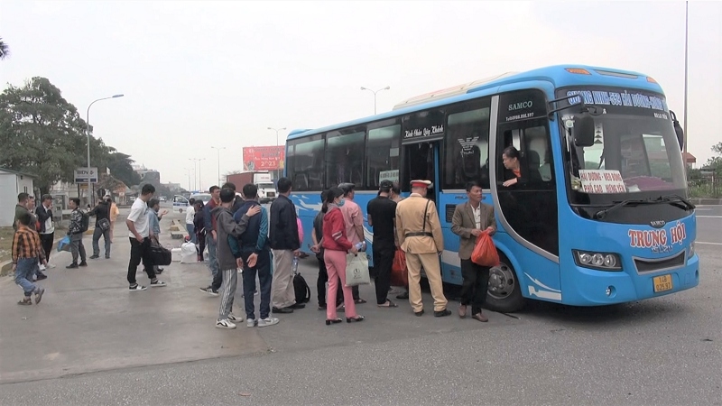 Xe khách chở quá số người quy định bị lực lượng Cảnh sát giao thông Công an tỉnh Hải Dương phát hiện (Ảnh: Công an cung cấp)