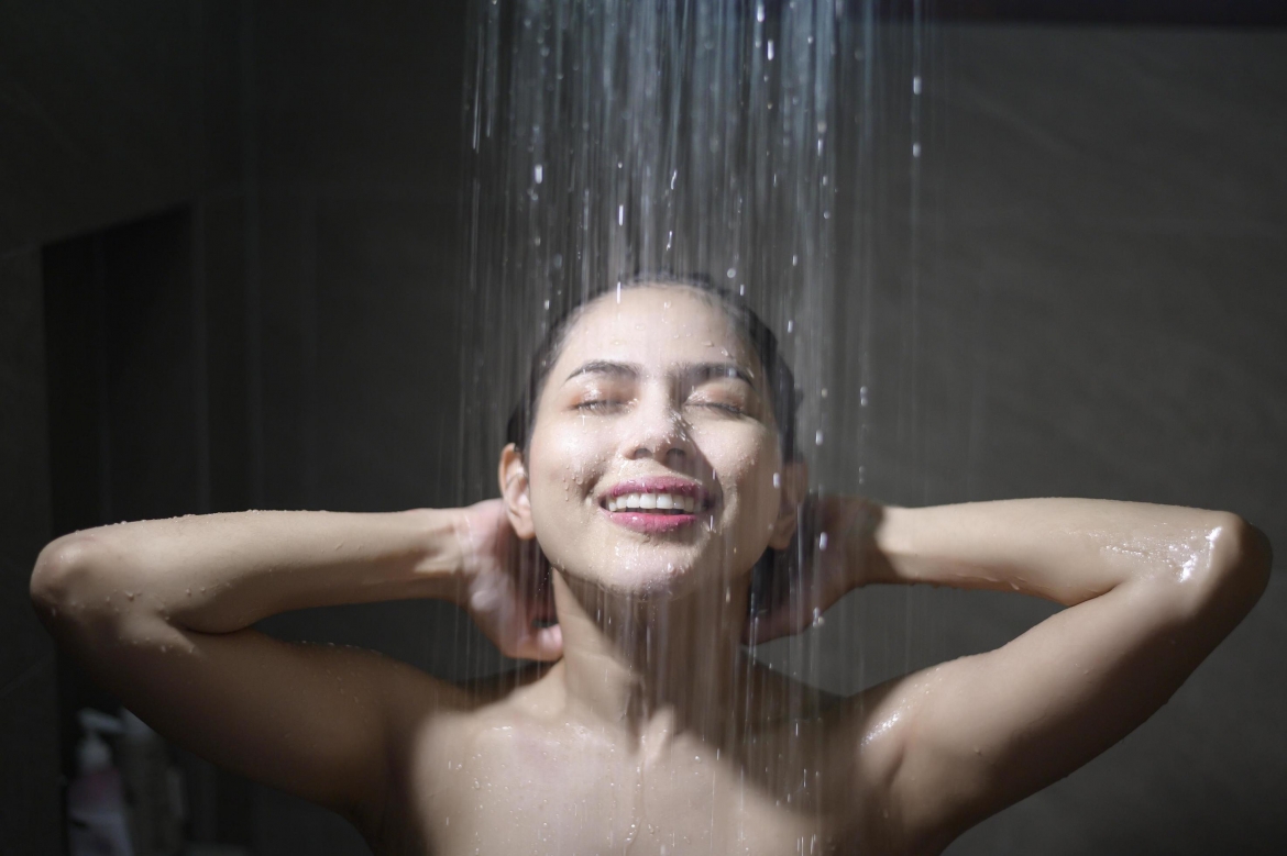 Giúp tăng cường hệ miễn dịch: tắm nước lạnh giúp máu lưu thông quanh khắp động mạch và các cơ quan của cơ thể, từ đó giúp hệ thống miễn dịch con người tốt hơn, từ đó nguy cơ ốm sẽ thấp hơn so với người ít tắm nước lạnh. Ảnh minh họa