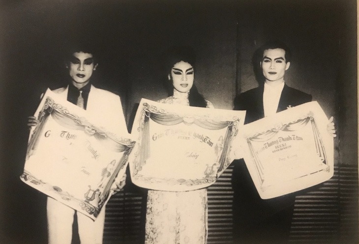 Nghệ sĩ Lệ Thủy và Thanh Sang nhận giải Thanh Tâm năm 1964, năm đó nghệ sĩ Diệp Lang (bìa phải) nhận bằng danh dự của giải. Ông đã đoạt giải Thanh Tâm năm 1963 - Ảnh: NVCC