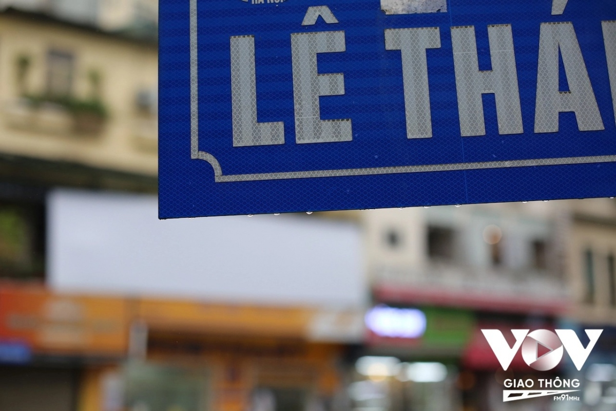 Sương đọng thành giọt trên một tấm biển tên đường phố.