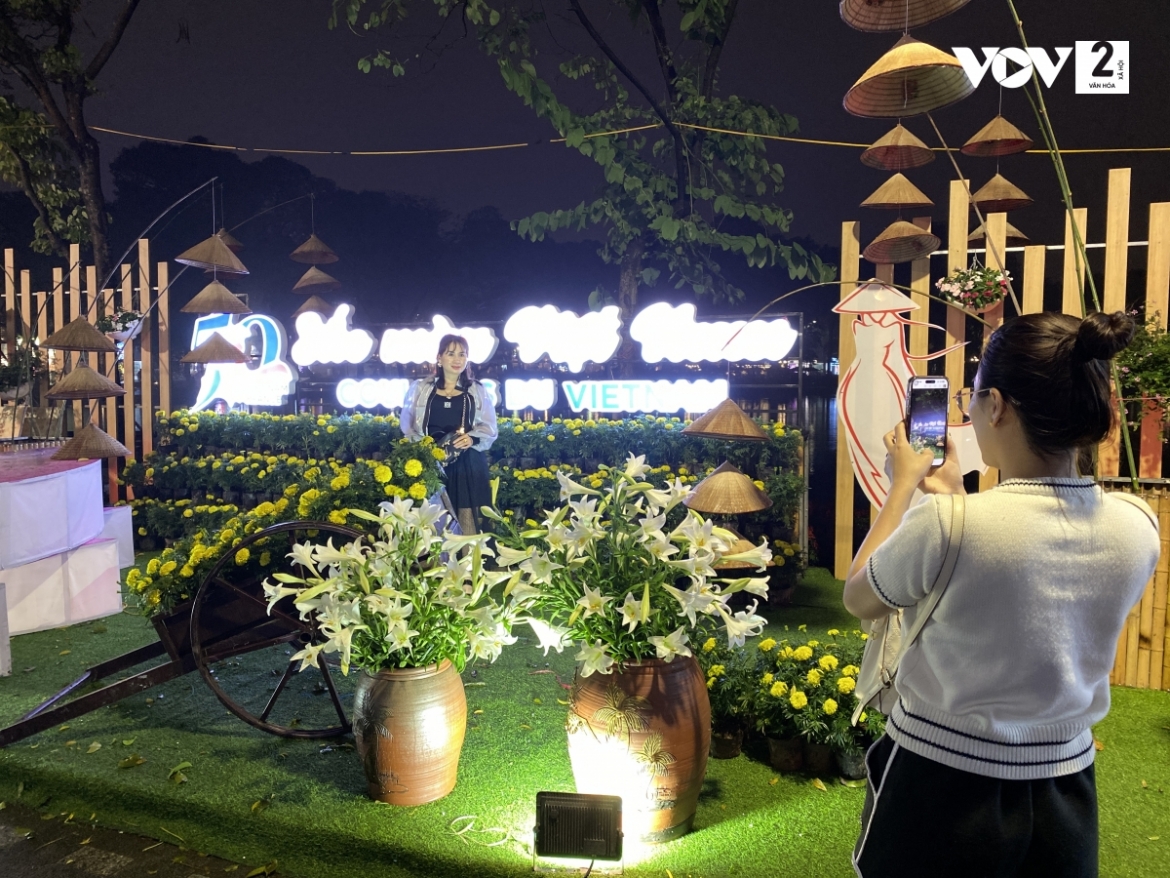 Những nét văn hóa độc đáo của các vùng miền Việt Nam được giới thiệu tại chương trình “Sắc màu Việt Nam” diễn ra từ ngày 14-16/4, tại phố đi bộ hồ Hoàn Kiếm (Hà Nội).