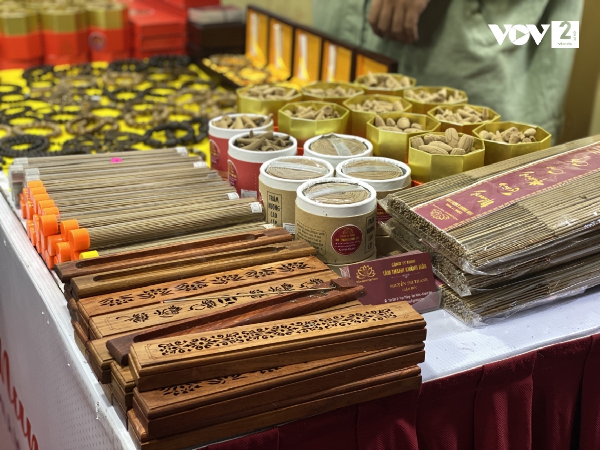 Gian hàng tỉnh Khánh Hòa giới thiệu nhang trầm hương sạch, thơm và đa dạng với nhang nụ, nhang vòng nhang cây và nhang không tăm.