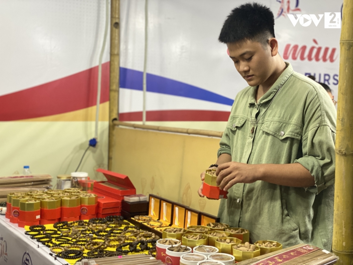 “Sự kiện là cơ hội trải nghiệm văn hóa, ẩm thực cho du khách trong và ngoài nước, đồng thời giúp các địa phương quảng bá, giới thiệu truyền thống văn hóa của mình” – anh Hoàng Long chia sẻ về gian hàng giới thiệu sản phẩm tỉnh Khánh Hòa.