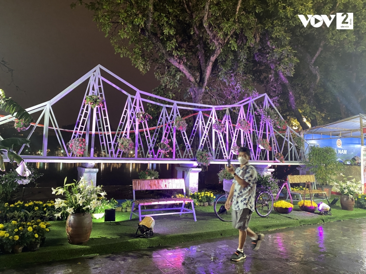 Có rất nhiều không gian chụp ảnh cho du khách mang đậm nét văn hóa và hình ảnh điển hình của Hà Nội và đất nước Việt Nam.