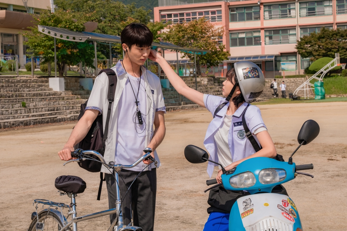 Mối quan hệ giữa cả hai bắt đầu xuất hiện những rạn nứt khi Ham Jin Woo (Byeon Woo Seok thủ vai) xuất hiện.