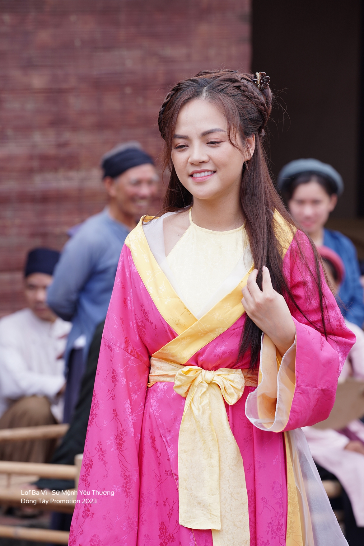 Thu Quỳnh với bối cảnh phim đan xen giữa quá khứ và hiện tại.