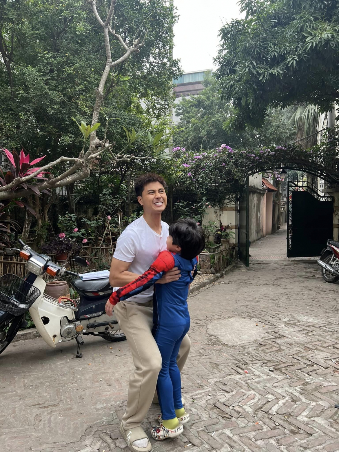 Diễn viên nhí Gia Nghĩa đóng vai bé Long - con trai của cặp đôi Hà (Lan Phương) và Thành (Doãn Quốc Đam) gây nhiều rắc rối cho cả gia đình.
