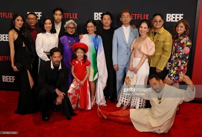 Hồng Đào đứng cùng dàn cast của Beef tại buổi ra mắt phim. Ảnh: gettyimages.