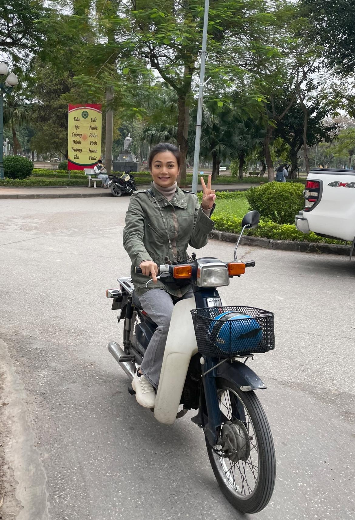  "Gia đình mình vui bất thình lình" đã đi được một chặng đường và thu hút khán giả bởi chuyện phim nhẹ nhàng, tươi vui, dàn diễn viên diễn xuất tốt. Các diễn viên cũng liên tục chia sẻ những hình ảnh hậu trường thú vị. Trong ảnh là NSƯT Kiều Anh gây thích thú khi đi xe cub, ăn mặc giản dị để hóa thân thành Phương - người phụ nữ tần tảo, giàu hy sinh, cũng là nàng dâu cả trong phim.