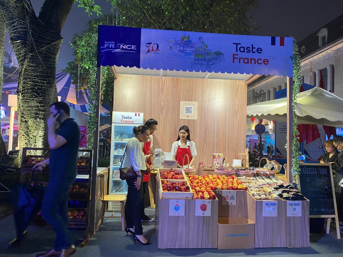 Các gian hàng ẩm thực Pháp.