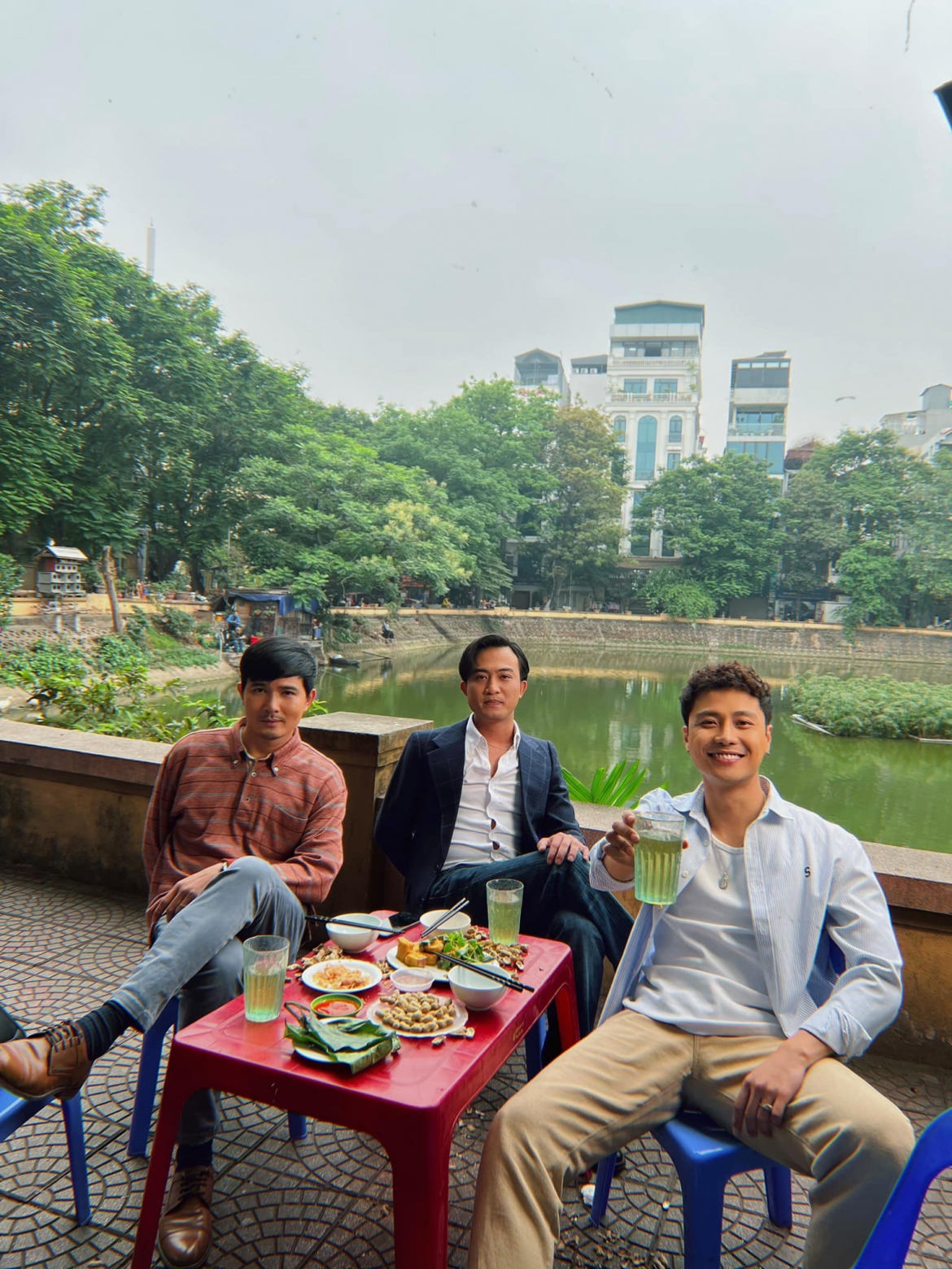 Ngoài đời, Doãn Quốc Đam, Quang Sự và Thanh Sơn là những người bạn, người anh em thân thiết. Hình ảnh đời thường bên bia hơi và đồ nhậu của ba nam diễn viên khiến khán giả thích thú.