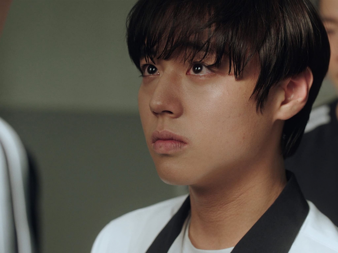 Park Ji Hoon khiến người xem bất ngờ khi thể hiện diễn biến tâm lý xuất thần từ uất ức, tức giận đến kìm nén.