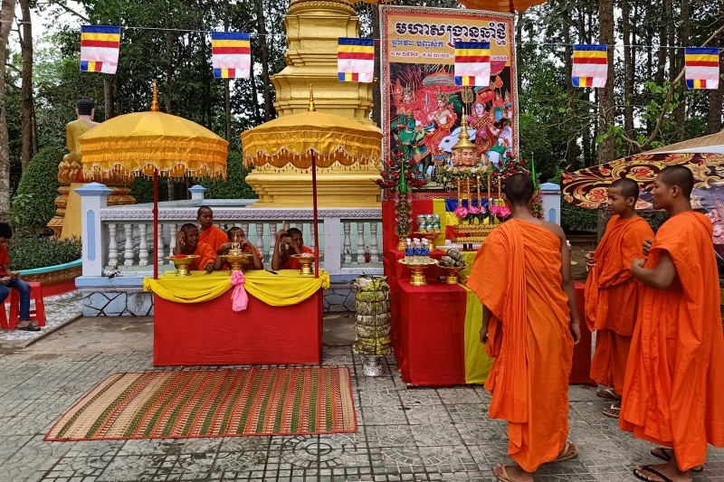 Điểm nhận cúng dường ngày tết.
