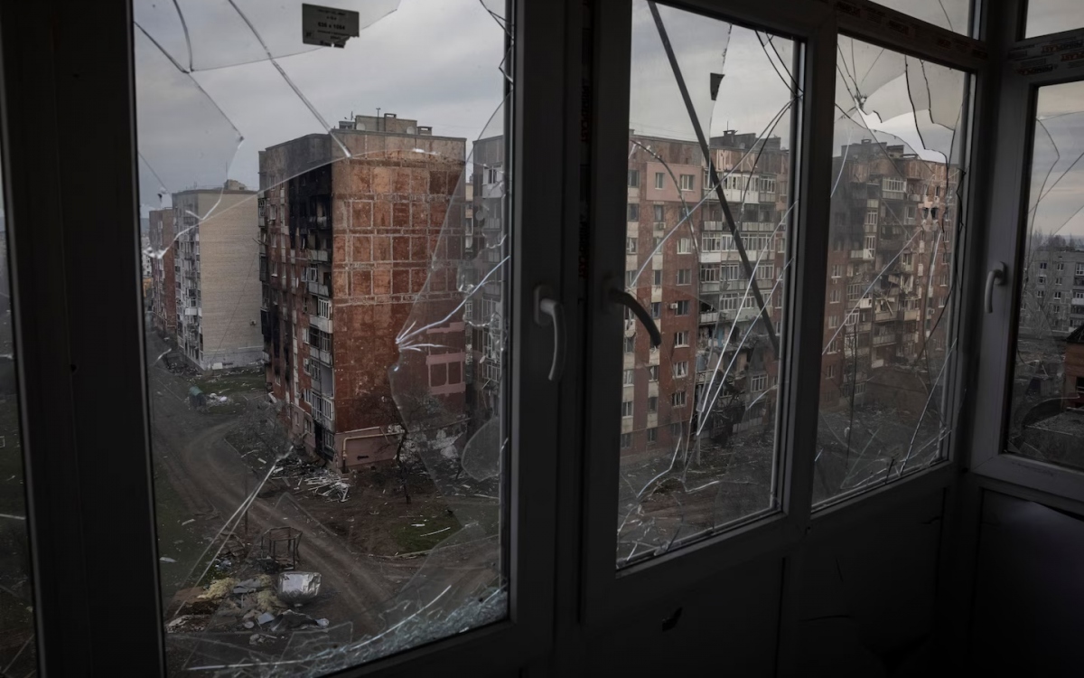 Thành phố Bakhmut (Artemovsk) đổ nát nhìn qua cửa sổ vỡ. Ảnh: Ed Ram.