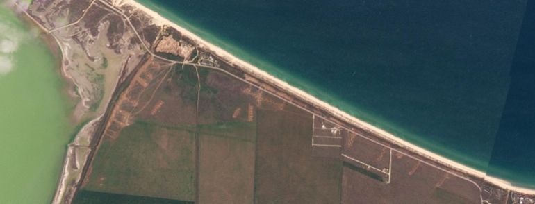 Các chiến hào ở phía Đông Crimea gần làng Kamianske ngày 27/3. Ảnh: SkySat/Al Jazeera