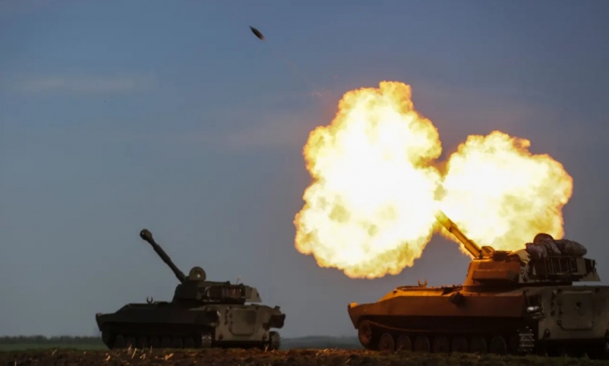 Ukraine khai hỏa pháo ở Kharkiv. Ảnh: EPA