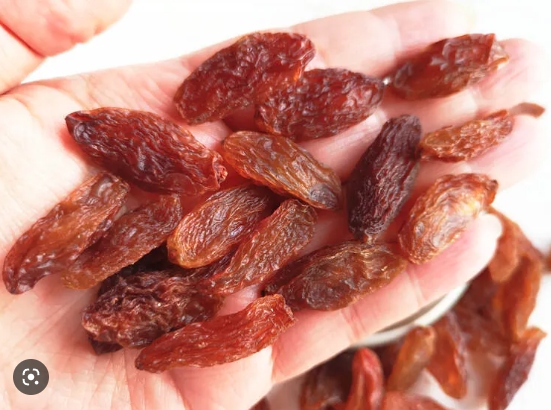 Một số lợi ích sức khỏe đã biết của nho khô đỏ bao gồm: Giảm nguy cơ mắc bệnh tiểu đường, bảo vệ sức khỏe răng miệng, tăng cường thị lực.