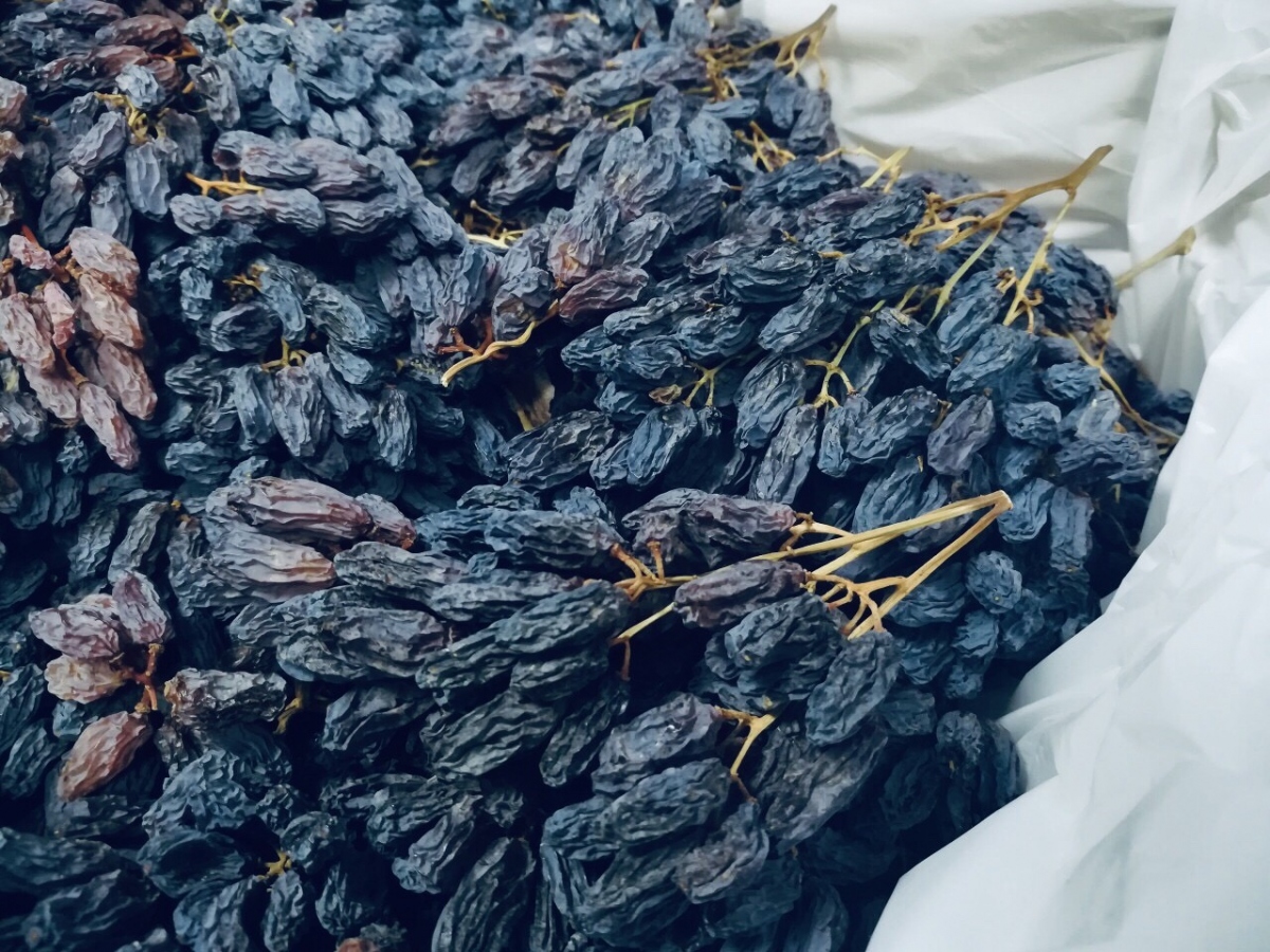 Nho đen: Nho khô đen là nguồn cung cấp chất xơ, sắt và kali dồi dào. Chúng cũng rất giàu chất chống oxy hóa giúp ngăn ngừa tổn thương tế bào do các gốc tự do gây ra. Một số lợi ích sức khỏe được biết đến của nho khô đen bao gồm: