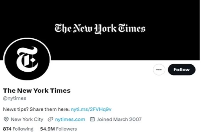 Tài khoản của New York Times trên Twitter đã mất dấu tích xanh vốn có trong phần hồ sơ của tờ báo này. (Ảnh chụp màn hình)