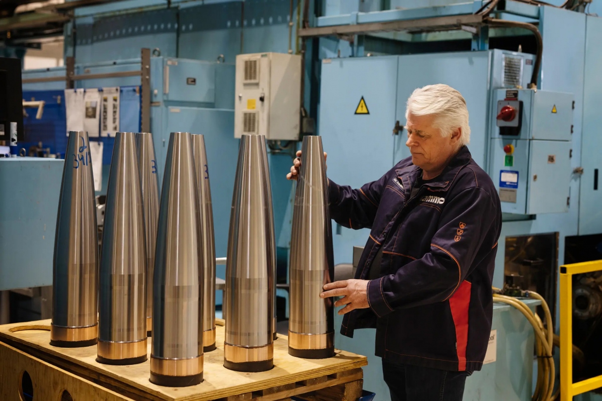 John Arne Borresen người giám sát dây chuyền sản xuất đạn 155mm cho biết Nammo vẫn đang sản xuất với tốc độ của thời bình chứ không phải thời chiến. Ảnh: New York Times