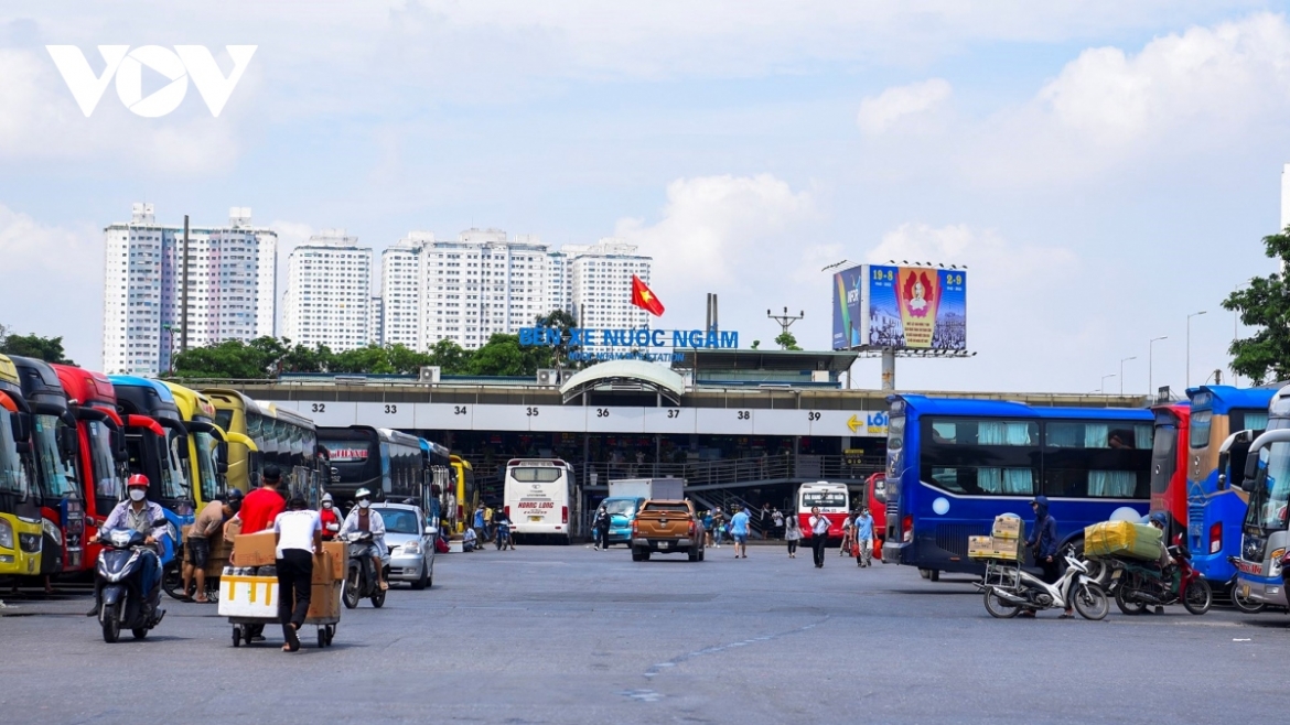 Giá xăng dầu tăng cao đang tạo áp lực lớn lên các doanh nghiệp vận tải. Không ít nhà xe buộc phải cắt giảm dịch vụ trung chuyển, gộp chuyến, thậm chí tính đến phương án điều chỉnh giá vé nếu tình hình kéo dài.