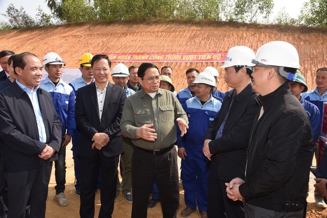 Sáng 25/1 (mùng 4 tết Nguyên đán), Thủ tướng Phạm Minh Chính đã kiểm tra, đôn đốc dự án cao tốc Tuyên Quang - Phú Thọ; Thủ tướng chỉ đạo cần tránh tình trạng chia nhỏ các gói thầu, có quá nhiều đơn vị thi công trên một tuyến đường, mất nhiều thời gian làm các thủ tục, khó kiểm soát tiến độ và chất lượng, dễ nảy sinh tiêu cực.