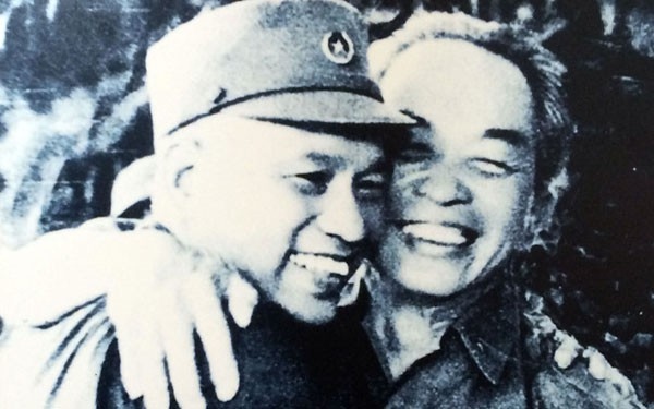 Đại tướng Võ Nguyên Giáp và Đại tướng Văn Tiến Dũng gặp lại nhau sau ngày giải phóng Sài Gòn, ngày 5/5/1975 (Ảnh tư liệu)