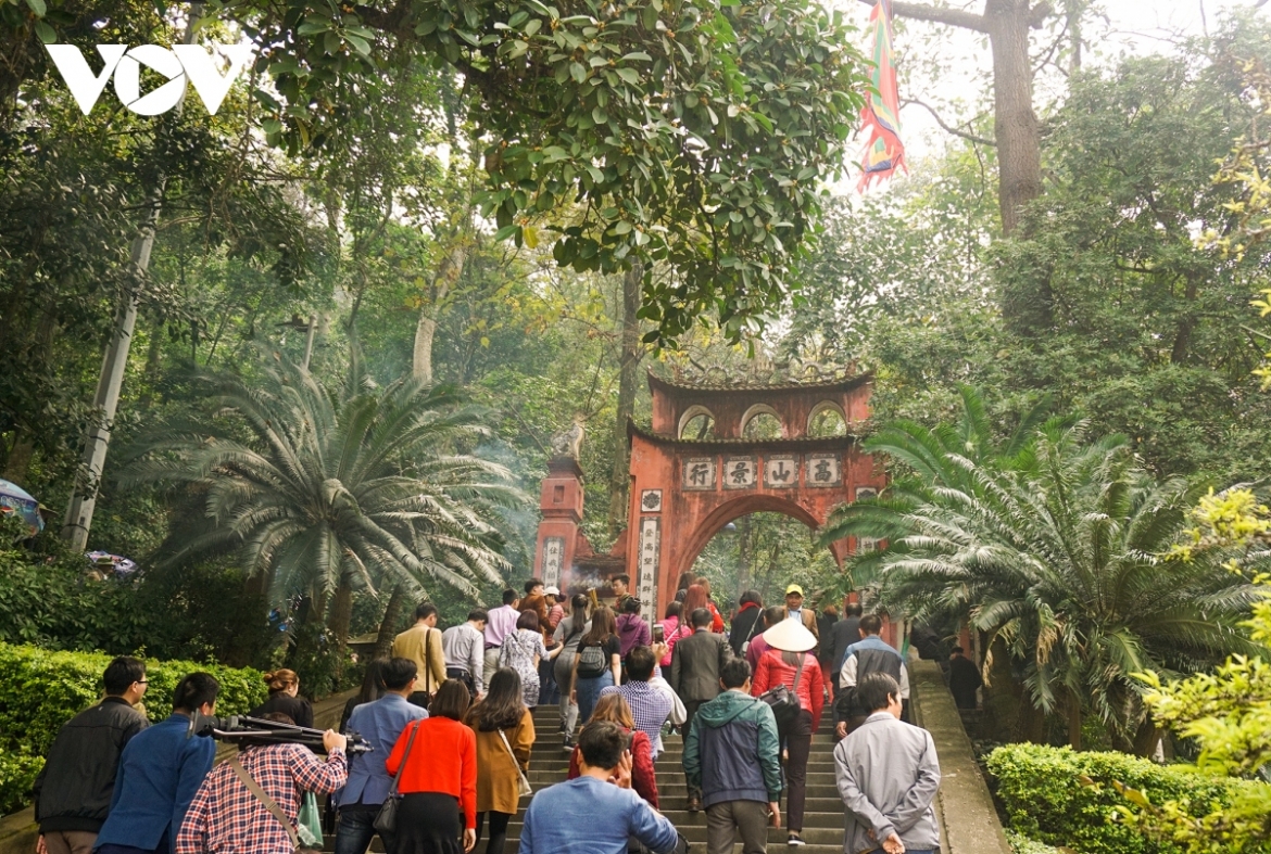 Dù ai đi ngược về xuôi
Nhớ ngày Giỗ Tổ mồng Mười tháng Ba”