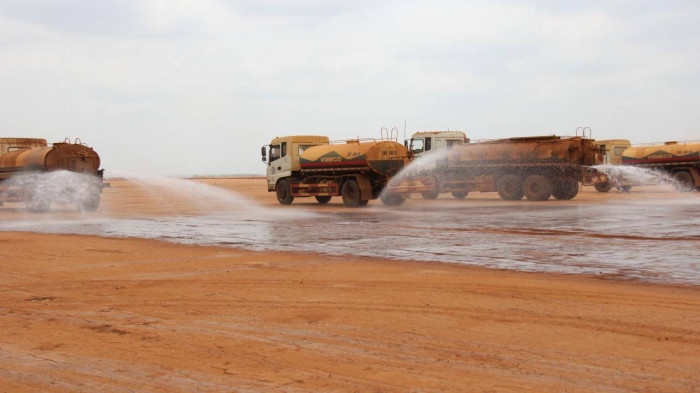 Xe bồn tưới nước hạn chế bụi trong công trường dự án sân bay Long Thành