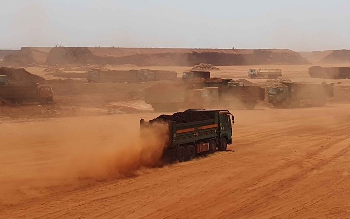 Xe cơ giới hoạt động nhộn nhịp trên công trường sân bay