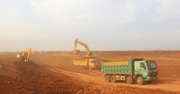 Lốc xoáy thường xuyên cuốn bụi phát tán ra khu dân cư