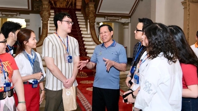 Chủ tịch UBND TP.HCM Phan Văn Mãi trò chuyện với du khách 
