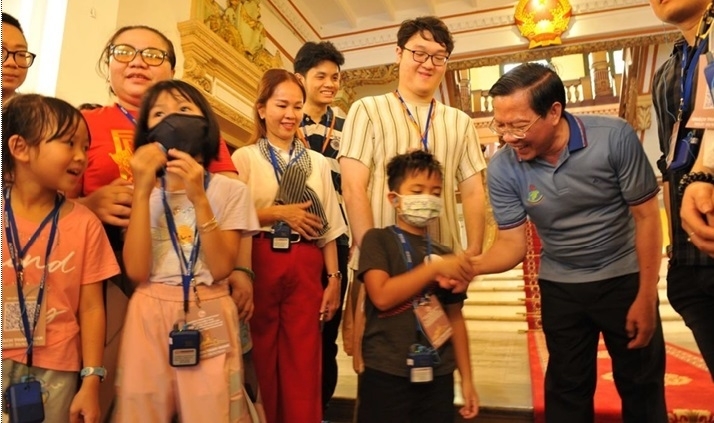 Ông Phan Văn Mãi ân cần thăm hỏi người dân 