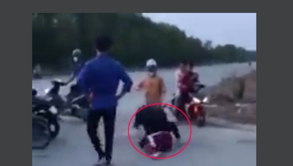 Hai bạn nữ ở Bình Dương đánh nhau trước sự chứng kiến của các bạn nam, nữ (Ảnh cắt từ video chia sẻ mạng xã hội).