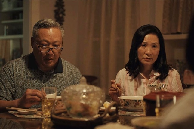 Bữa cơm gia đình trong Beef với sự góp mặt của diễn viên Hồng Đào. Ảnh: Netflix.