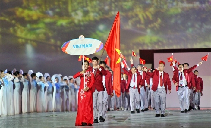 Huy Hoàng từng nhiều lần vinh dự cầm cờ cho Đoàn thể thao Việt Nam tại Lễ khai mạc các Đại hội thể thao lớn (Ảnh: Bùi Lượng).