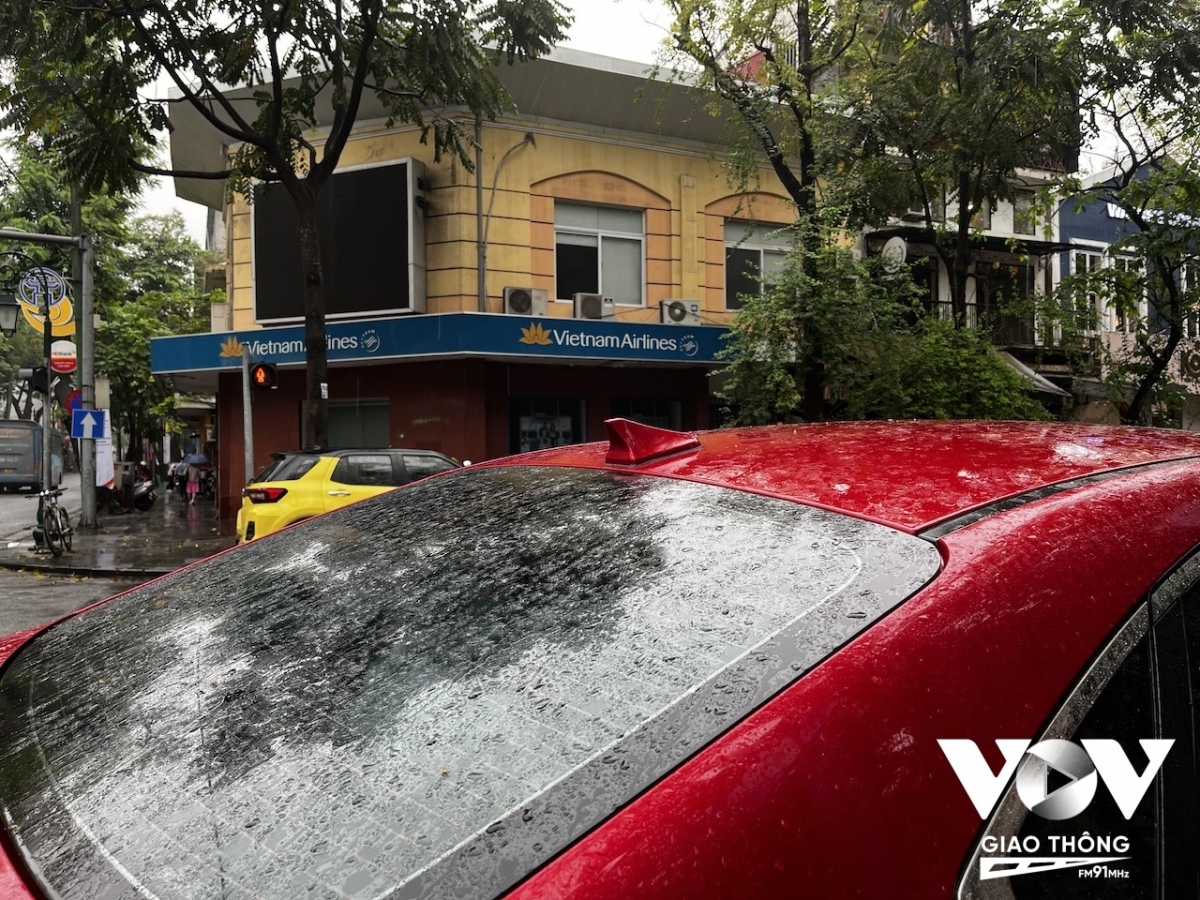 Sương mù, mưa phùn đọng lại trên kính ô tô. Vào mùa này, nếu tài xế không có kinh nghiệm xử lý, khi lên xe sẽ rất khó để quan sát bên ngoài.