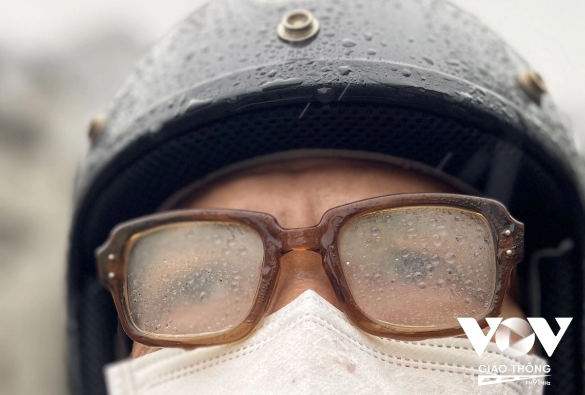 Những người phải đeo kính ra đường vào thời gian này thực sự khó khăn trong việc quan sát.