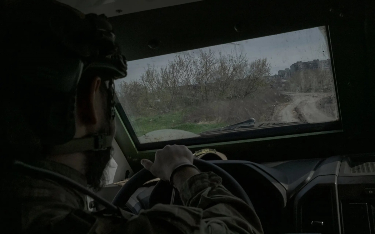 Lính Ukraine lái xe bọc thép ở khu vực Tây Bakhmut. Ảnh: New York Times.