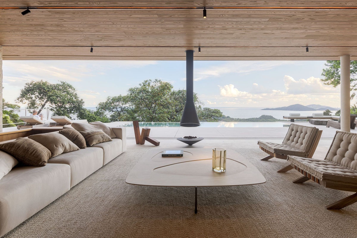 Ngôi nhà sang trọng này có phòng khách với tầm nhìn ngoạn mục. Những ngọn cây gặm nhấm rìa của bức tranh toàn cảnh đại dương rộng lớn, nơi những khối đất đá trồi lên khỏi những con sóng như những sinh vật biển vĩ đại.