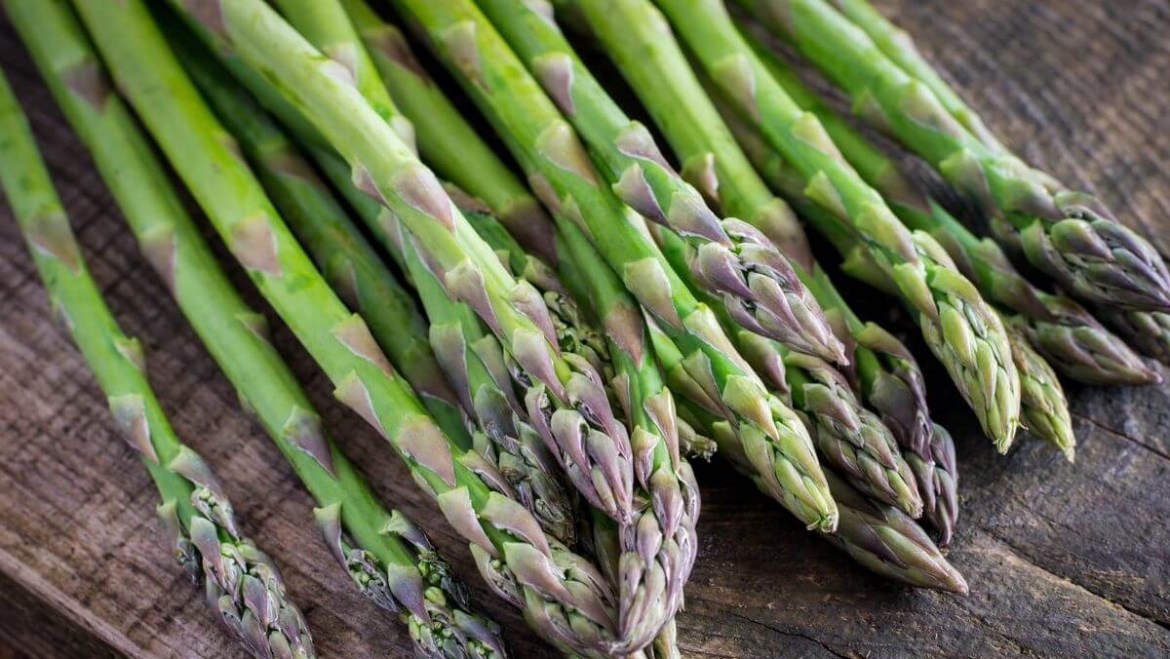 Măng tây giúp trái tim khỏe mạnh: Măng tây là một nguồn folate phong phú, một loại vitamin B giúp giảm mức homocysteine ​​trong máu, một hợp chất có liên quan đến việc tăng nguy cơ mắc bệnh tim.