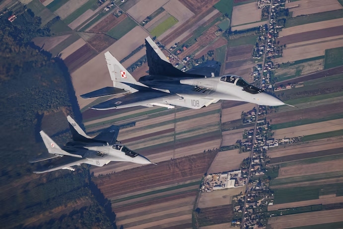 Hai máy bay MiG-29 tham gia cuộc tập trận của NATO gần căn cứ không quân ở Lask, Ba Lan, thang 10/2022. Ảnh: Getty