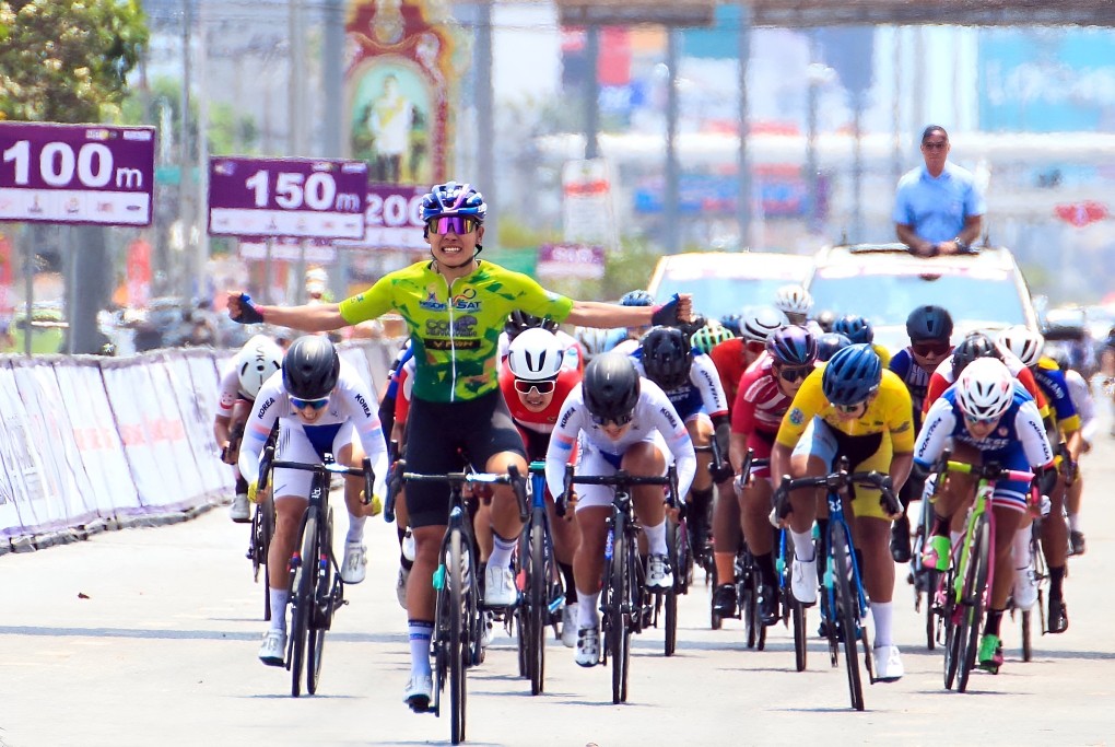 Nguyễn Thị Thật ăn mừng chiến thắng ở chặng 2 của Tour of Thailand. (Ảnh: Thai Cycling)