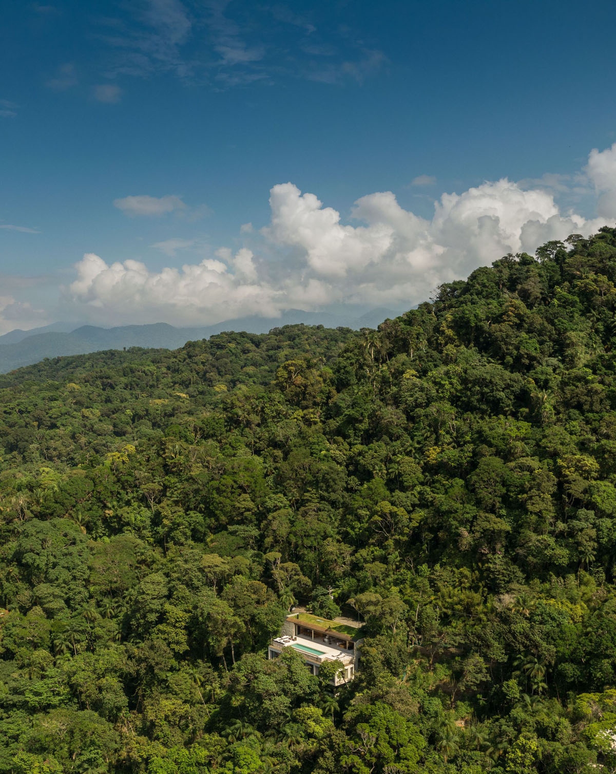 Từ trên cao, dinh thự hiện ra như một chiếc rương kho báu nhỏ, lọt thomt rữa cánh rừng xnh mướt. 