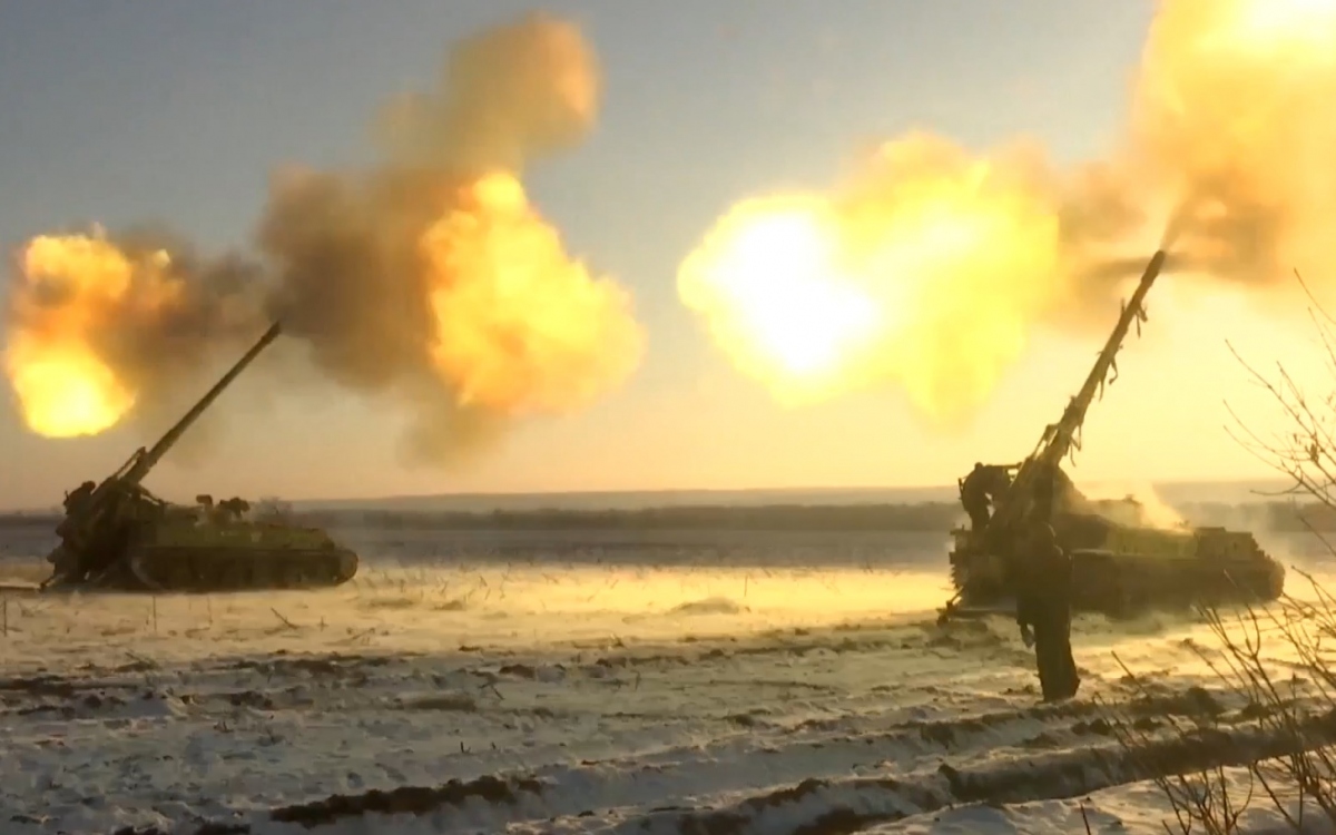 Pháo tự hành Nga nhả đạn đồng loạt. Ảnh: Bộ Quốc phòng Nga.