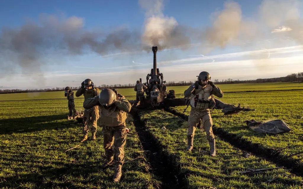 Một khẩu đội pháo Ukraine nhả đạn. Ảnh: Nytimes.