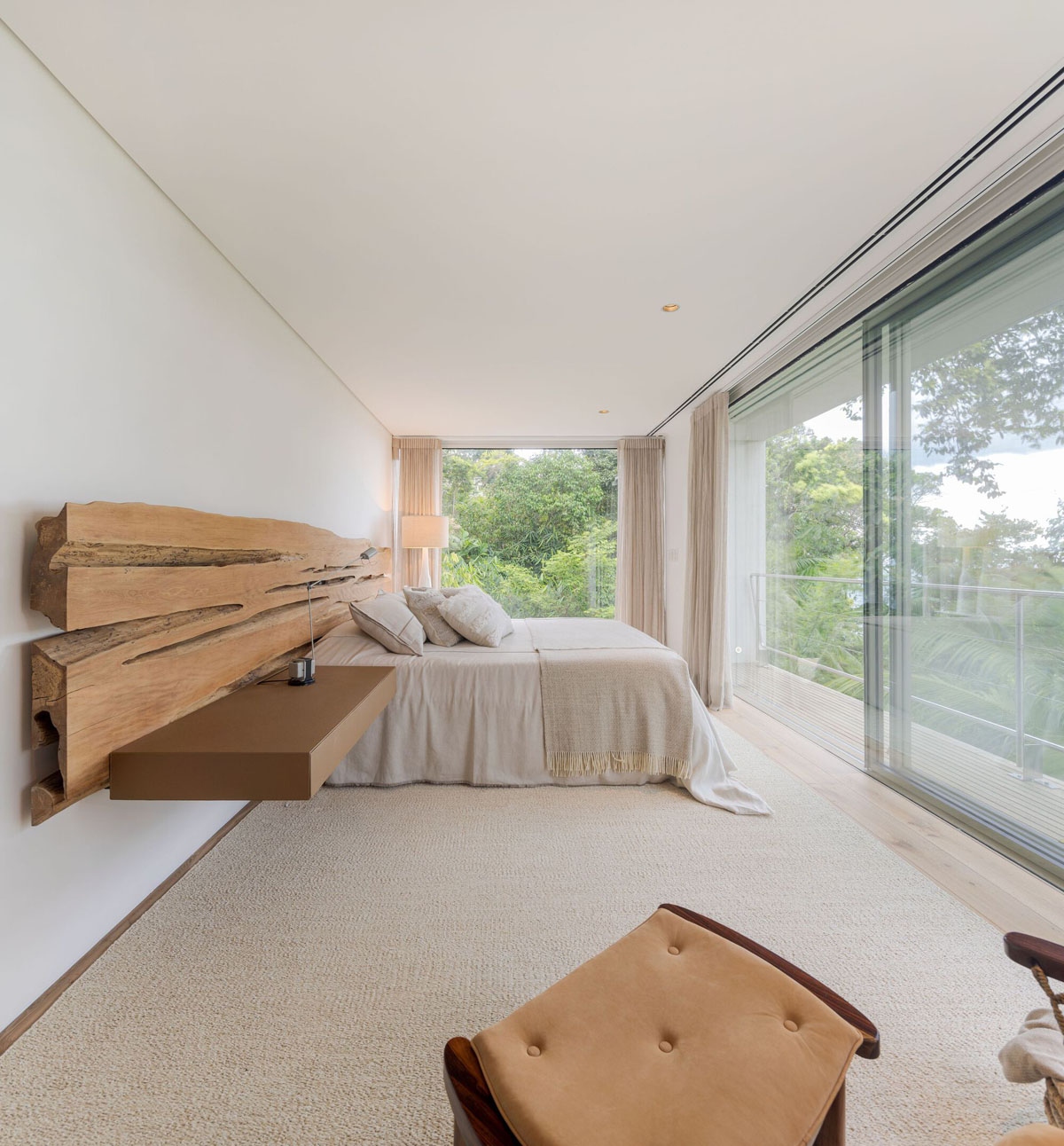 Phòng ngủ được trang trí sạch sẽ với tông màu trung tính, tươi mát để thúc đẩy nghỉ ngơi và thư giãn. Bảng màu bình tĩnh cho phép chế độ xem ngoạn mục được ưu tiên. Đầu giường bằng gỗ mộc mạc mang đến vẻ đẹp đậm chất rừng núi.