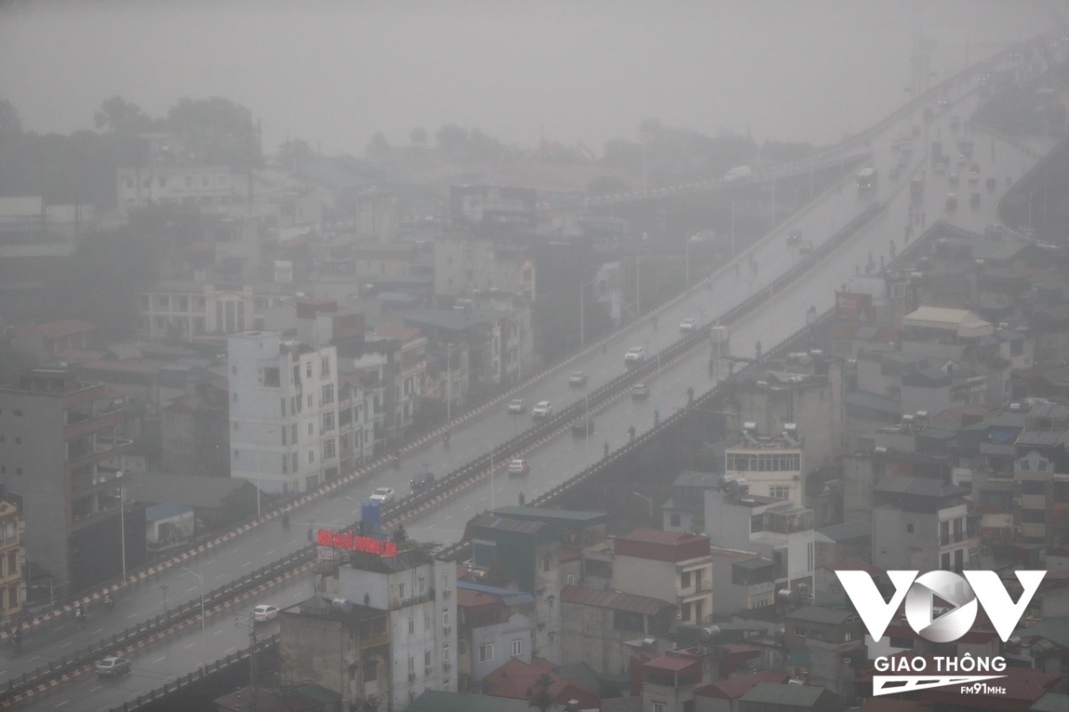 Những ngày này ở miền Bắc nói chung và Hà Nội nói riêng, độ ẩm không khí lên rất cao tạo thành sương mù dày đặc, kéo dài cả ngày... nhưng tập trung vào buổi sáng sớm và chiều tối.