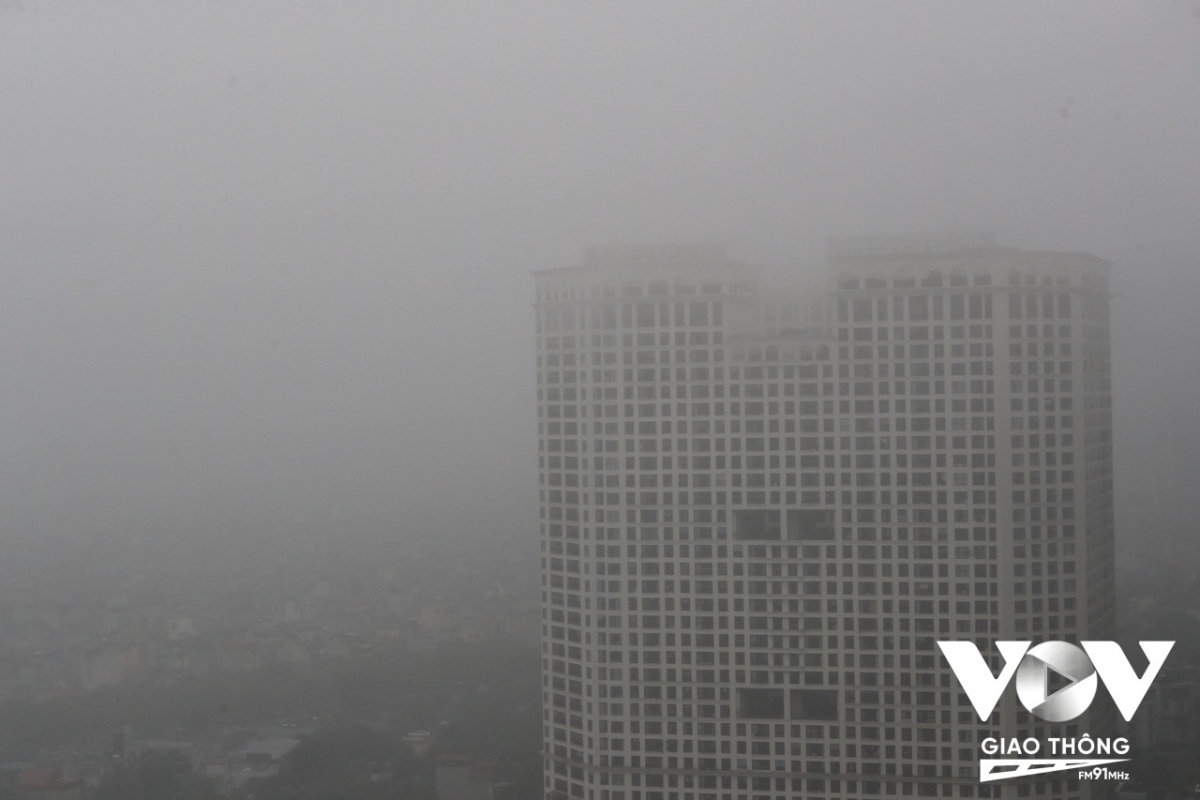 Những ngôi nhà cao tầng như lẫn vào trong màn sương mù.