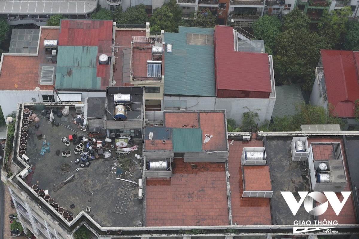 Độ ẩm quá lớn đọng lại nước trên mái những ngôi nhà, giống như vừa qua một trận mưa lớn.